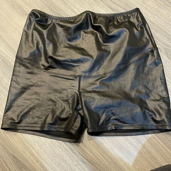 Pregnancy shorts   - Picture 1 of 3
